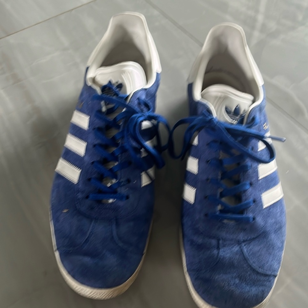 Adidas suede men’s sneakers excellent condition.